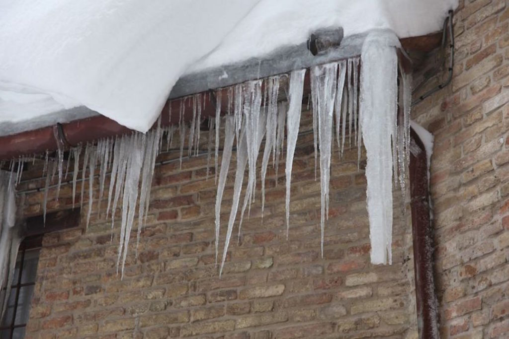 Neve e ghiaccio sul tetto del condominio